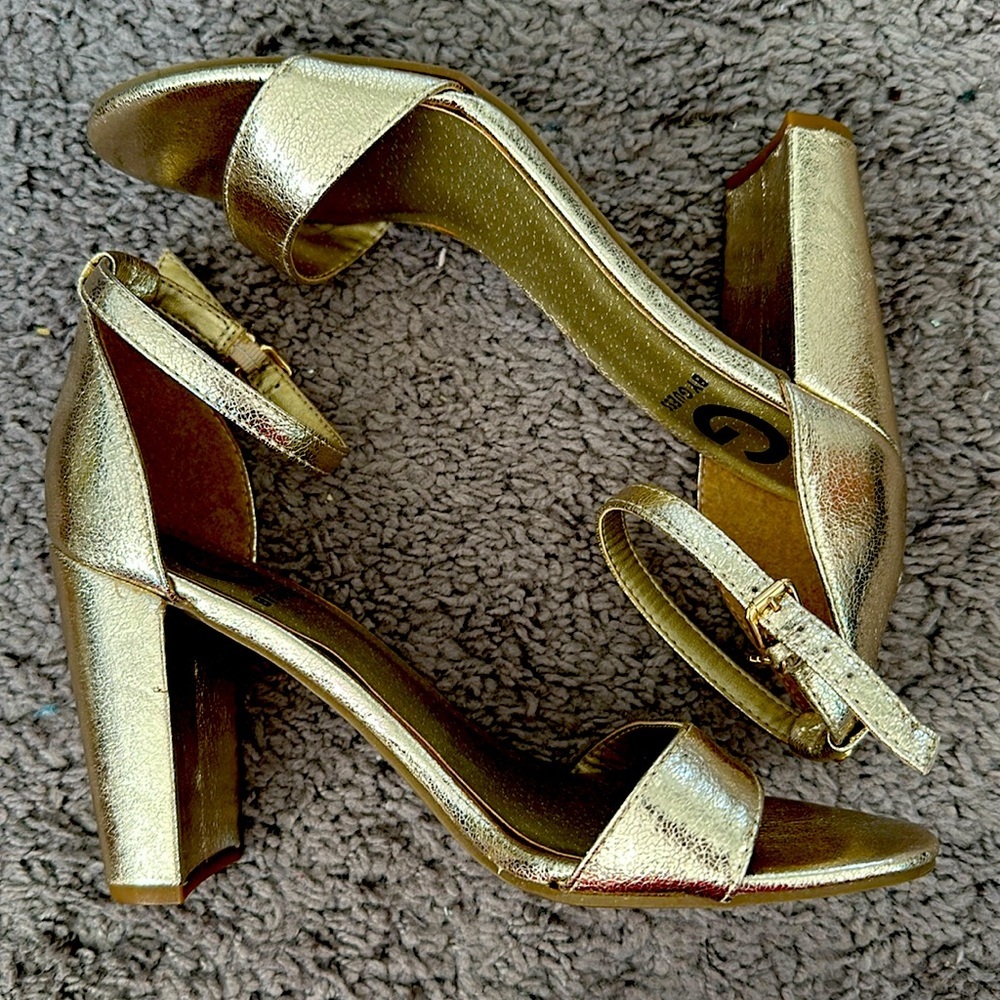 GUESS golden heels
4” block heel
